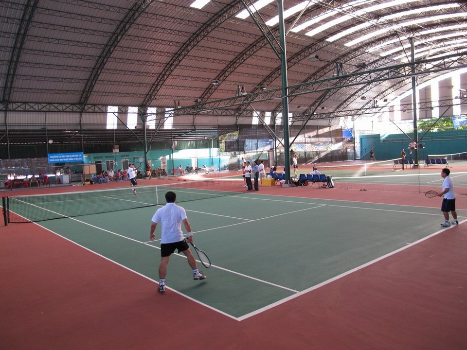 Giao luu Tennis voi doan cong tac WB 2012 2.jpg